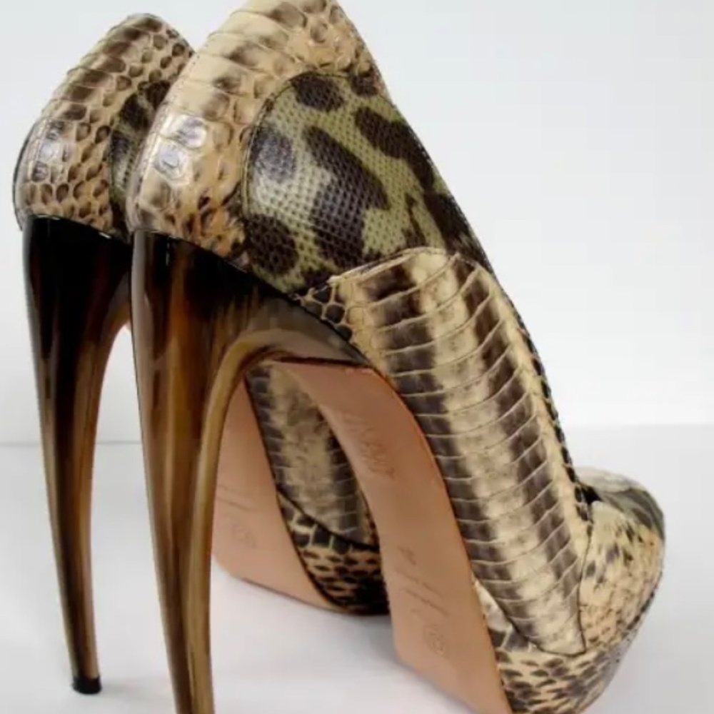 Alexander McQueen - Picture 6 of 6